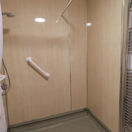 Jubilee Ground-floor Single Bedroom Nyaraló *